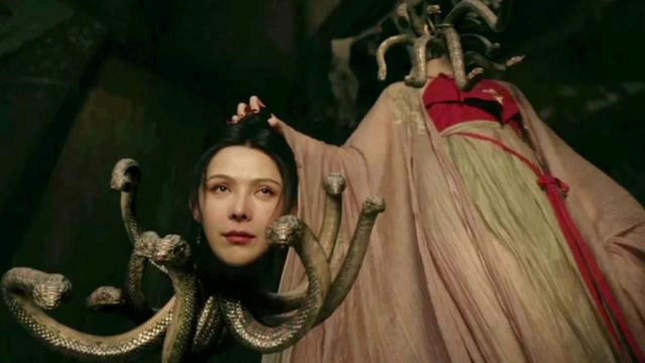 蛇妖隐藏在人群中,每天都想着吃人. #奇幻