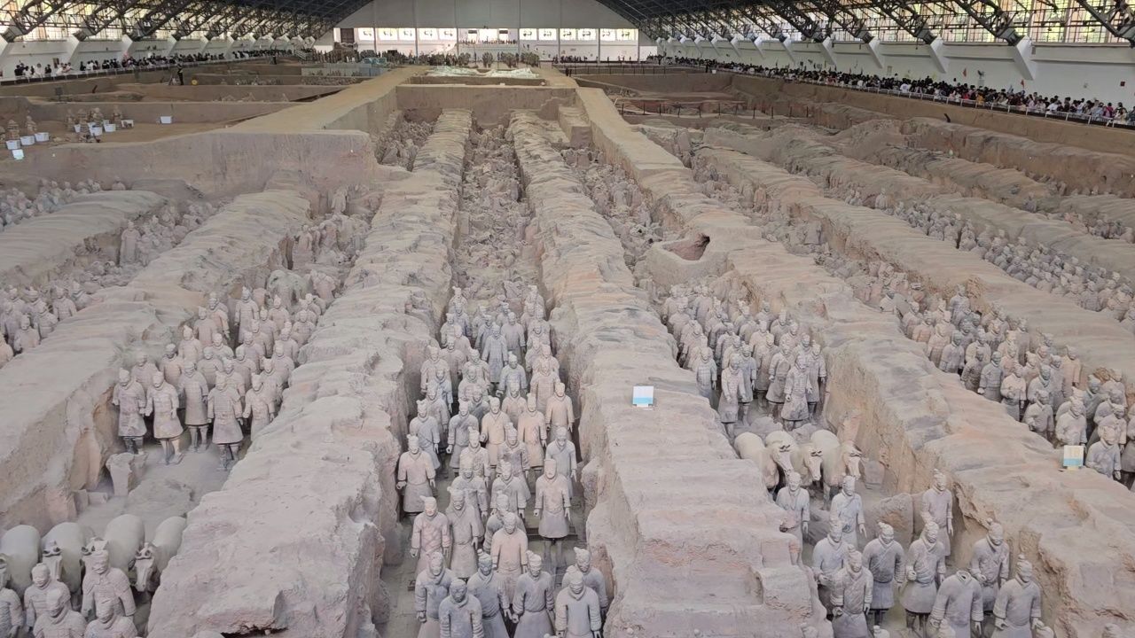 秦始皇陵兵马俑一号坑,工作日人也很多 #刘昊航