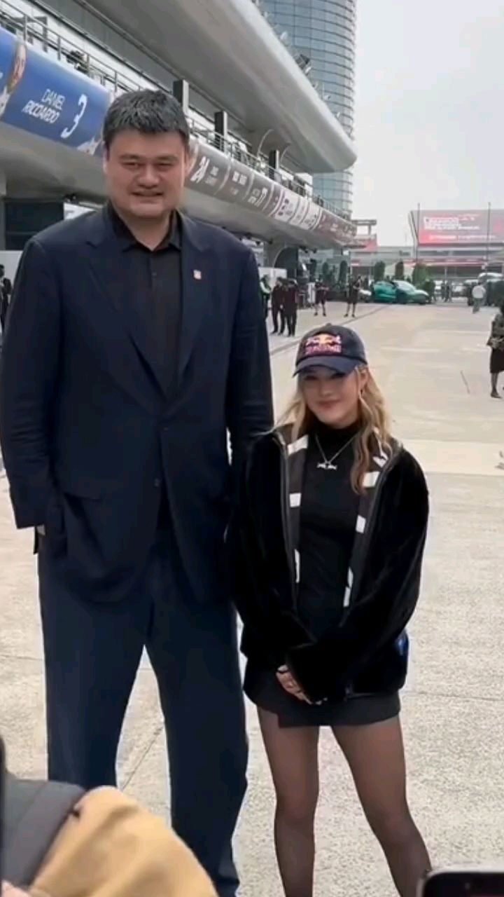 姚明和谷爱凌同框合影,最萌身高差略显可爱