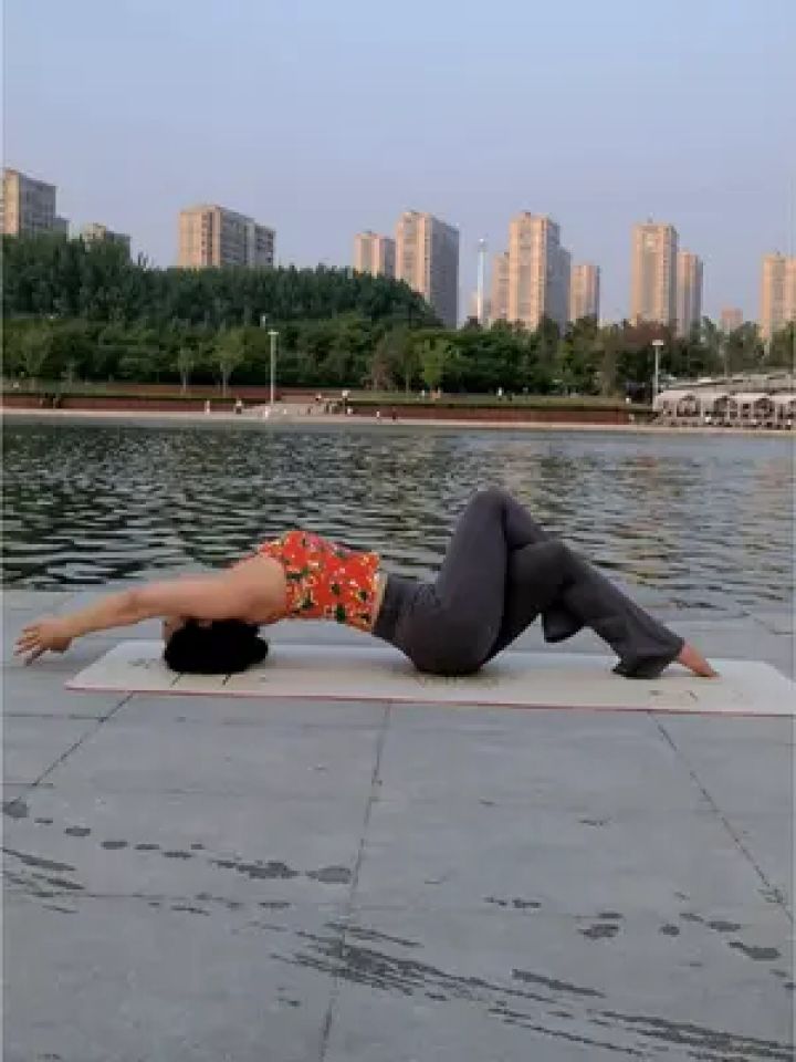 户外瑜伽.#鱼式