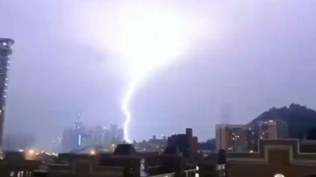 强雷雨夜袭深圳:92分钟打雷上千次 实拍“第一高楼”接闪电瞬间