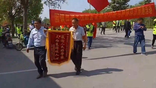 保洁公司找回丢失的4垃圾桶,敲锣打鼓给民警送锦旗,现场好热闹