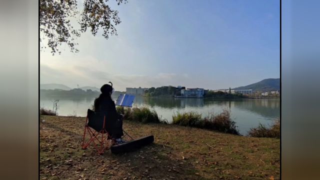 旅行:后湖长沙 22 后湖有种小而别致的安静,绕湖一周不足四公里,却充满了跑步声、读书声、音乐声、嘻闹声,这里有人文与自然的和