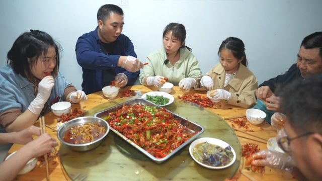 五一放假,带孩子们去钓龙虾,耍得很开心,还吃了一顿龙虾宴,真过瘾