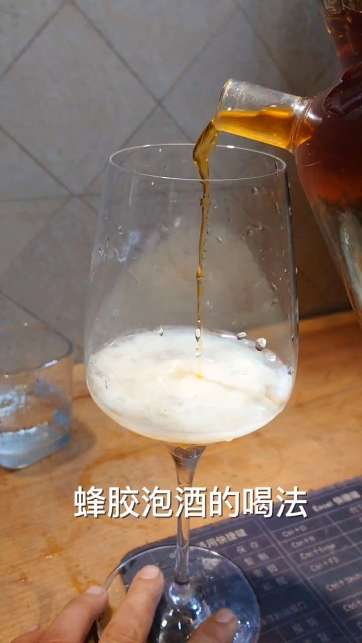 蜂胶泡酒怎么喝好蜂胶泡酒的正确喝法服用方法蜂胶泡酒的功效与作用