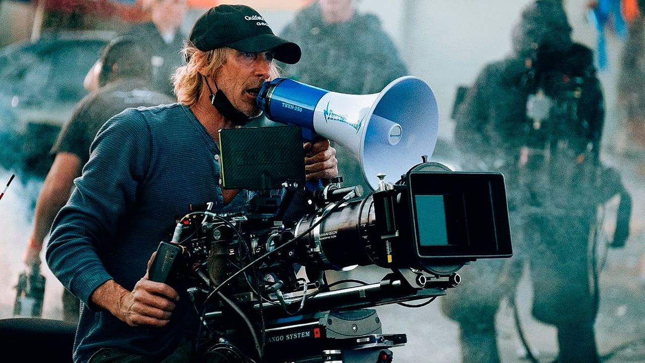 超级大片专业户迈克尔贝拍摄现场富有激情,有时自己亲自当摄影师