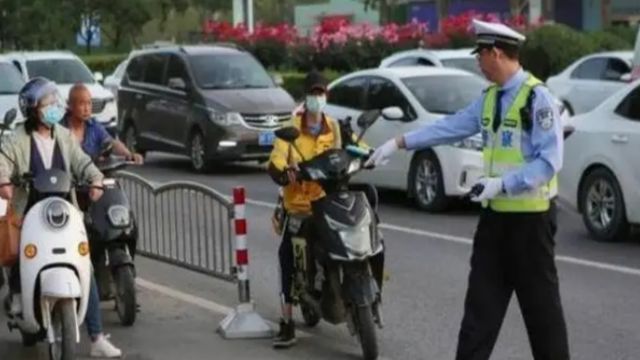 上了牌的电动车被处罚了?交警:都犯了这3个错误,车主要谨慎