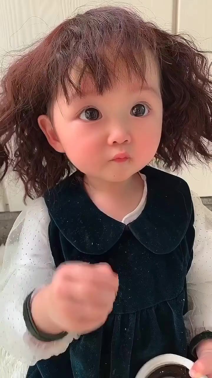 宝宝头发自来卷,都说像个洋娃娃,但是每次洗完头就这副表情,好纠结要