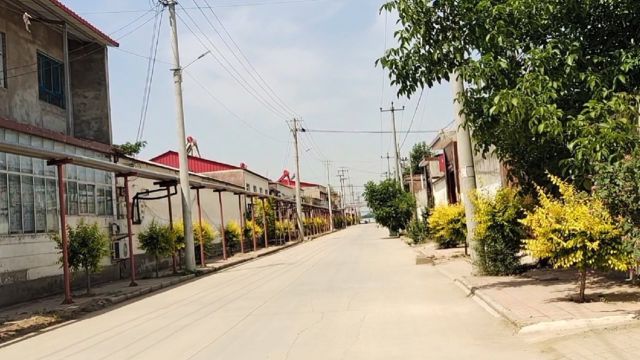 骑行来到河北定州石家佐村,在村里看看农村不一样的街景