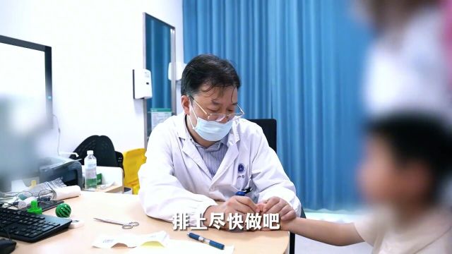 孩子蟹钳多指做切除手术,妈妈:就给我们切了缝上就完了