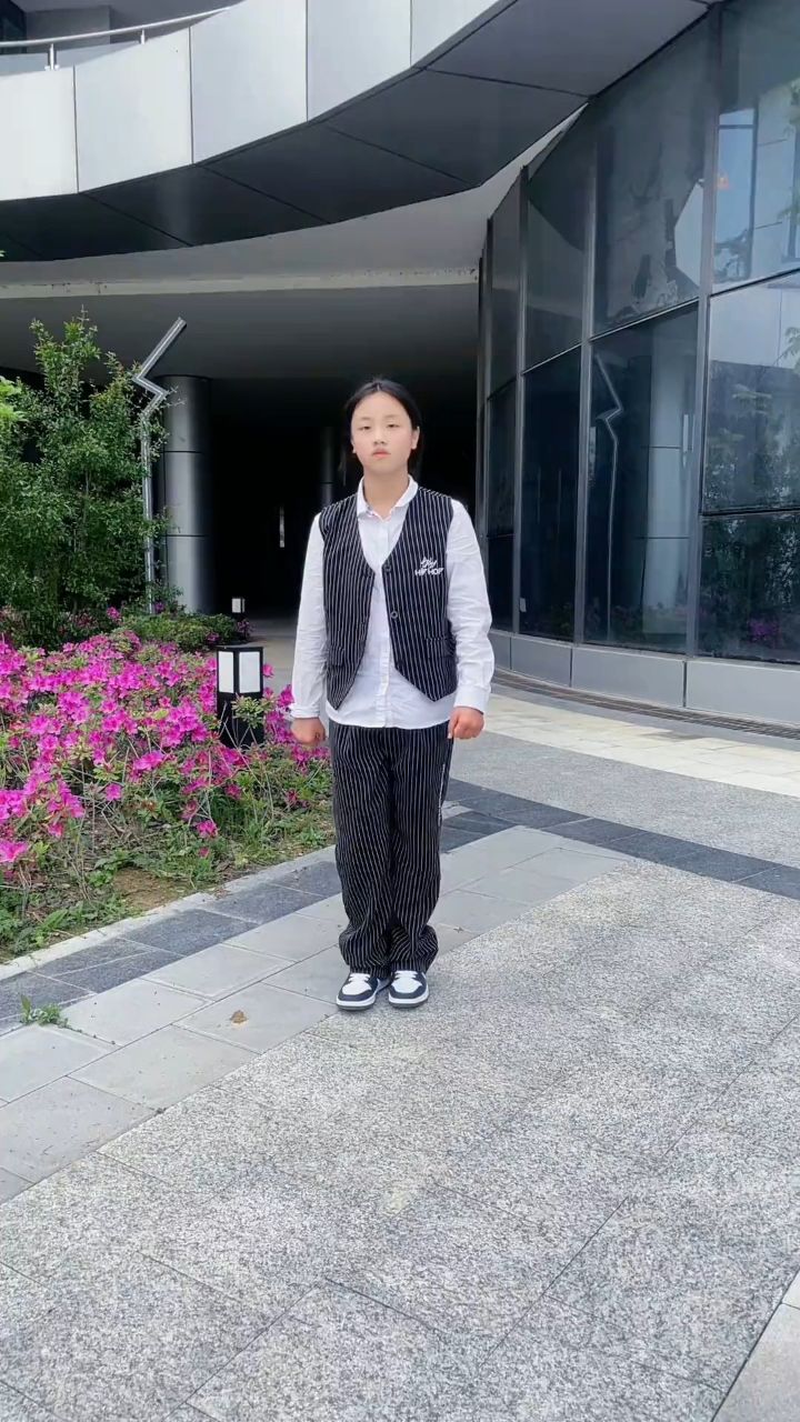 爸爸的保镖业务越来越专业了跳舞气势不能输又美又飒爸爸带娃瑞琪组合