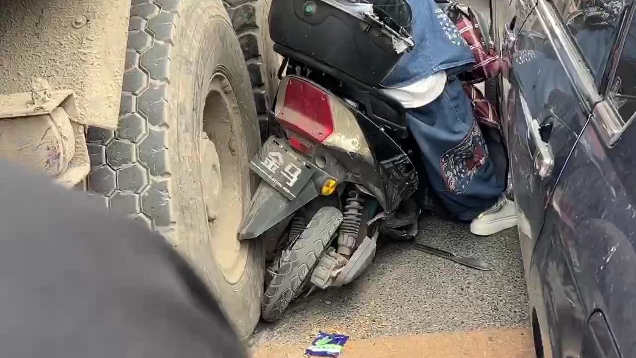 一大姐骑电动车走机动车道差点被水泥车压住