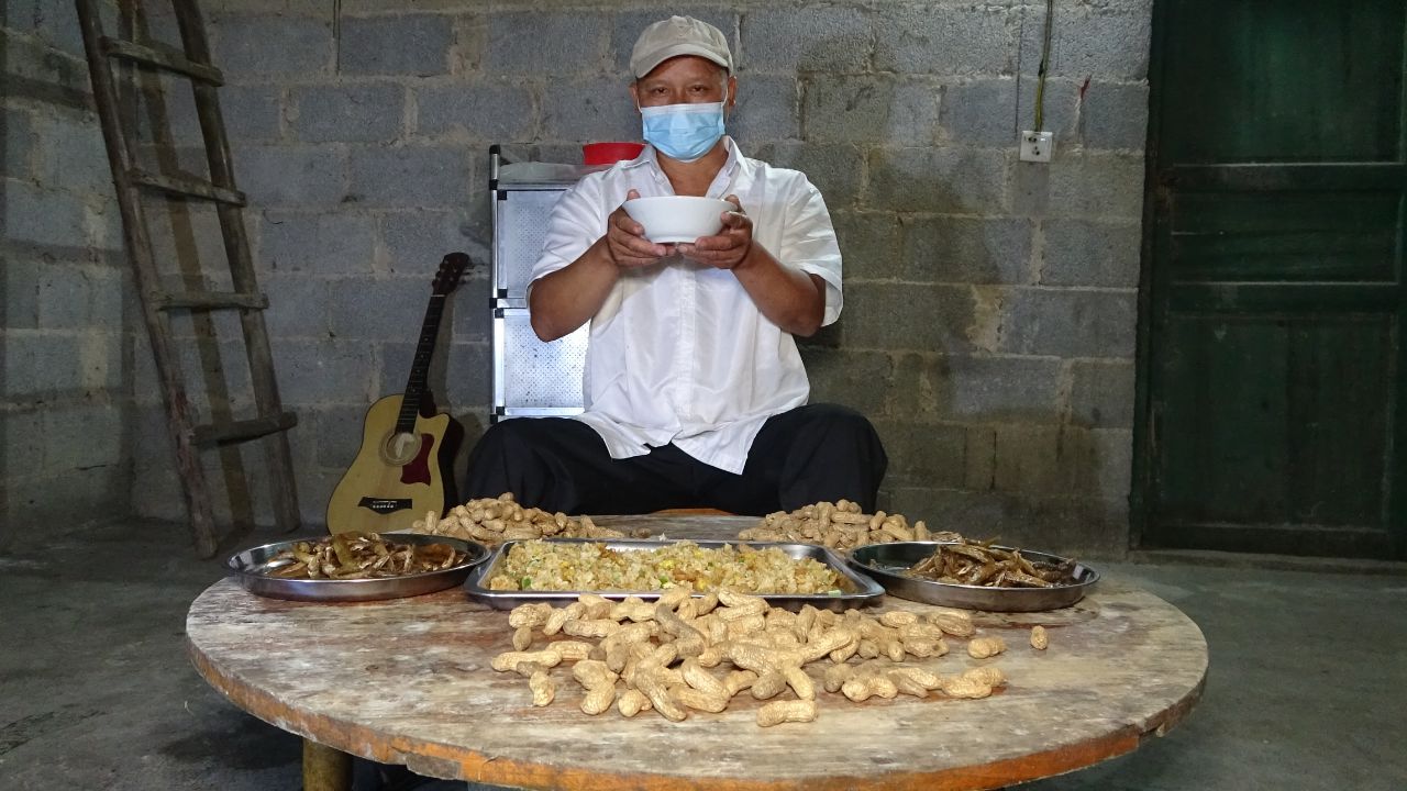小莫发4月份工资,蒙面哥一天拿到400块,开心摆一大桌庆祝