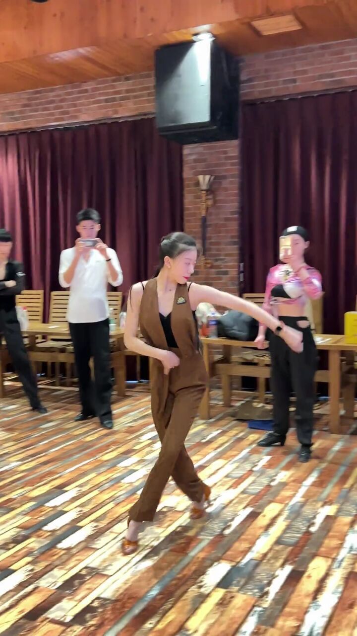 张浩拉丁舞教学: 清库存系列,茉晗原声桑巴,没错,喊的最大声那个就是