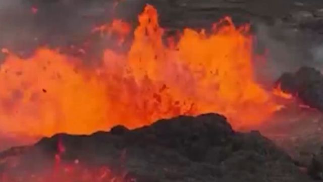 冰岛雷恰角半岛一座火山持续喷出岩浆