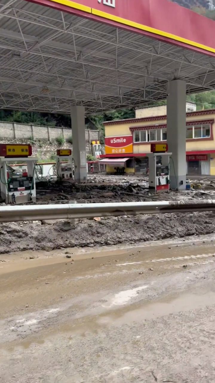 四川雅江318国道发生泥石流,交通中断路面一片狼藉