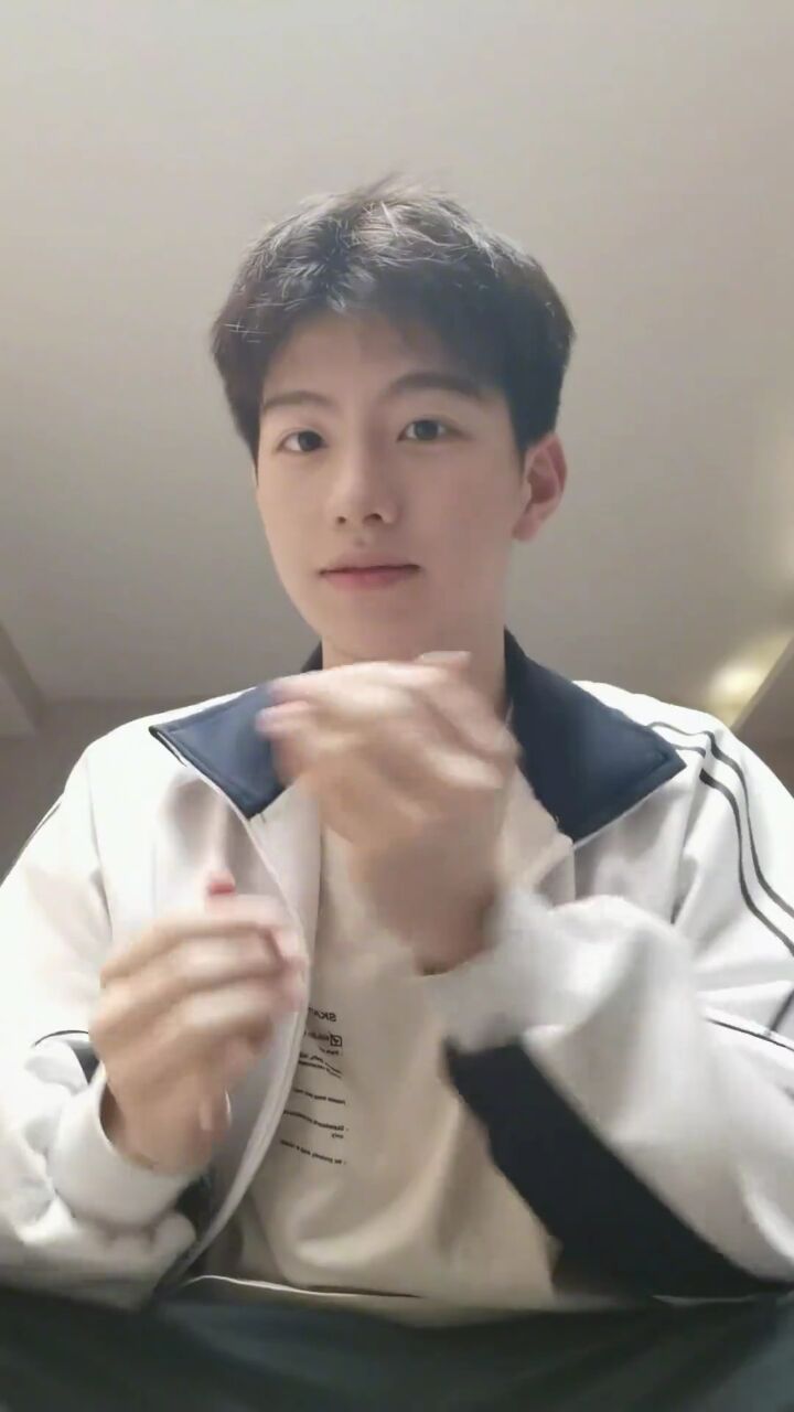 不找我我也在等你#男高中生 #手势舞#优瞳#优瞳零感日抛