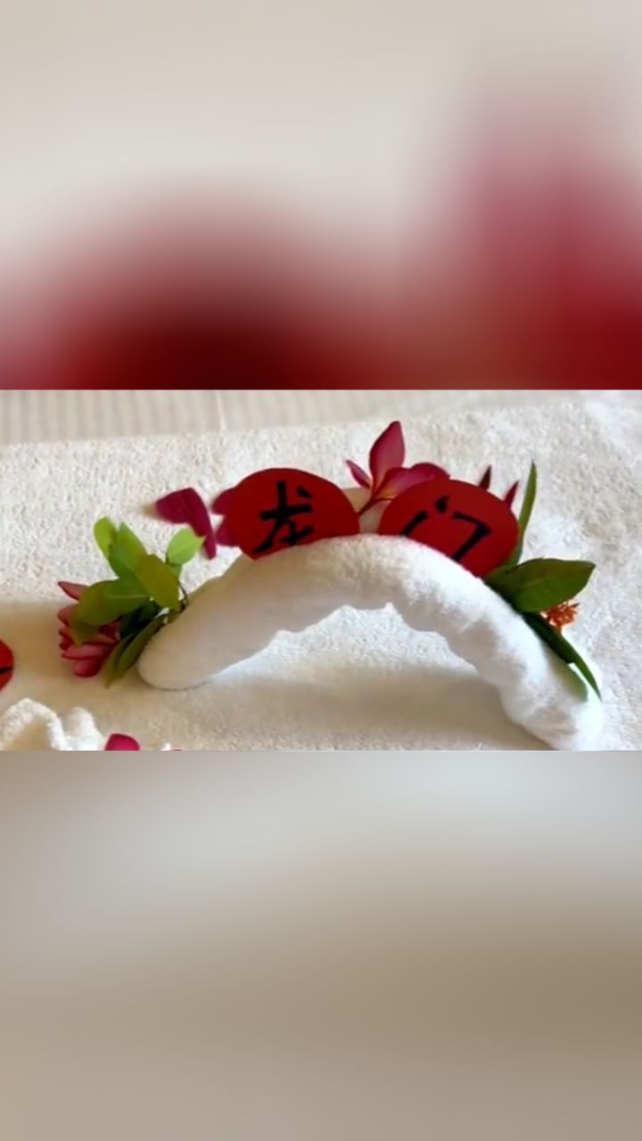 酒店用毛巾摆出"鲤鱼跃龙门",为即将入住的高考生,花样送祝福