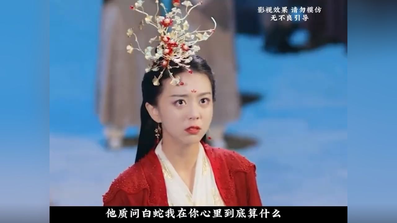 女孩得到一条小白蛇,对它爱不释手.