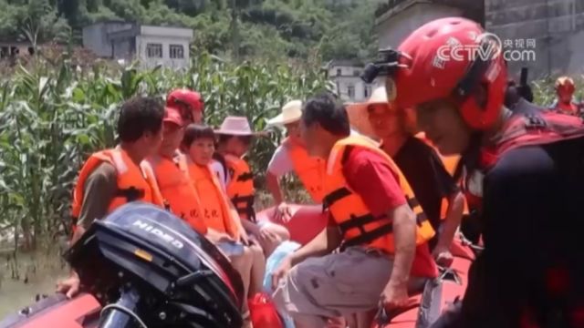 南方多地持续降雨,广西大化:降雨致道路被淹多人被困,消防紧急救援