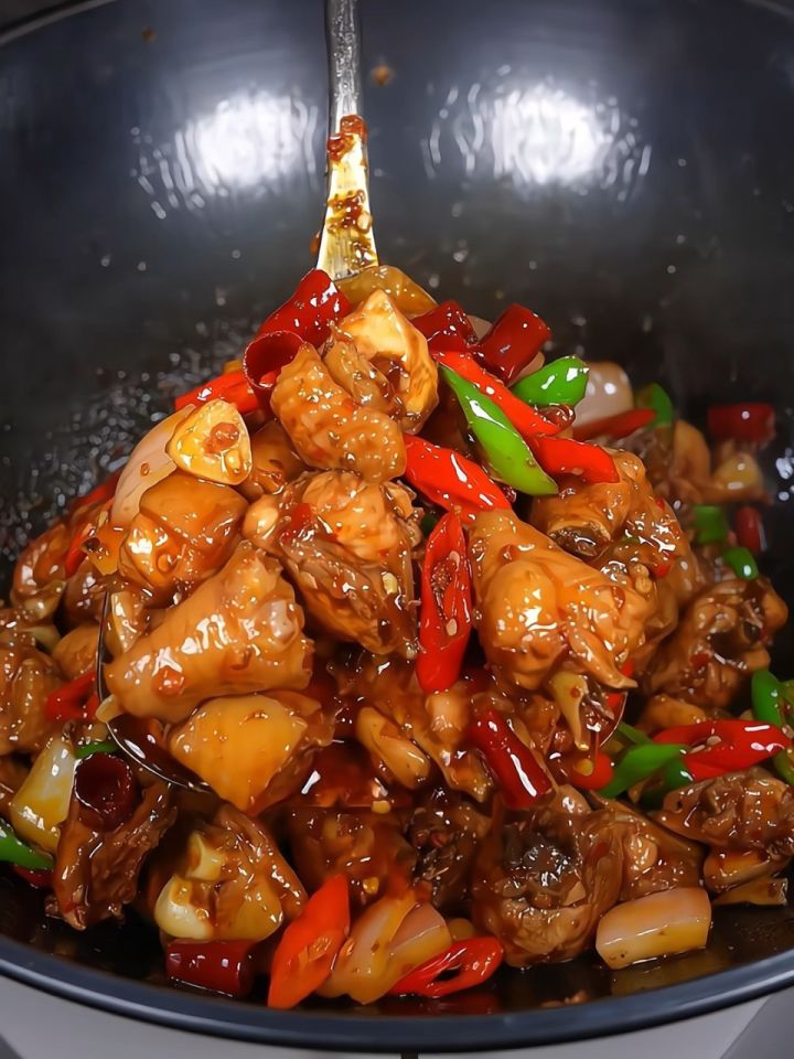 以后鸡肉买回来别只会黄焖了,你就像我这样做个干锅鸡,香辣过瘾.