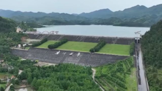 湖北咸宁南川水库错峰泄洪,迎战下一轮强降雨