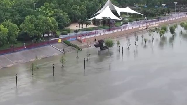 湖北武汉:暴雨红色预警,长江汉口站水位上涨明显