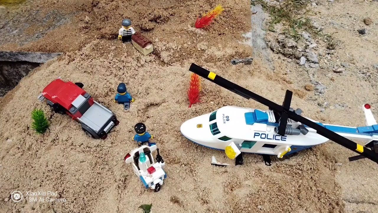 乐高警察上山抓小偷,却遭遇洪水.