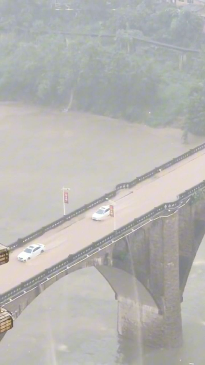四川巴中一大桥受暴雨影响排水系统,变身"水帘洞"