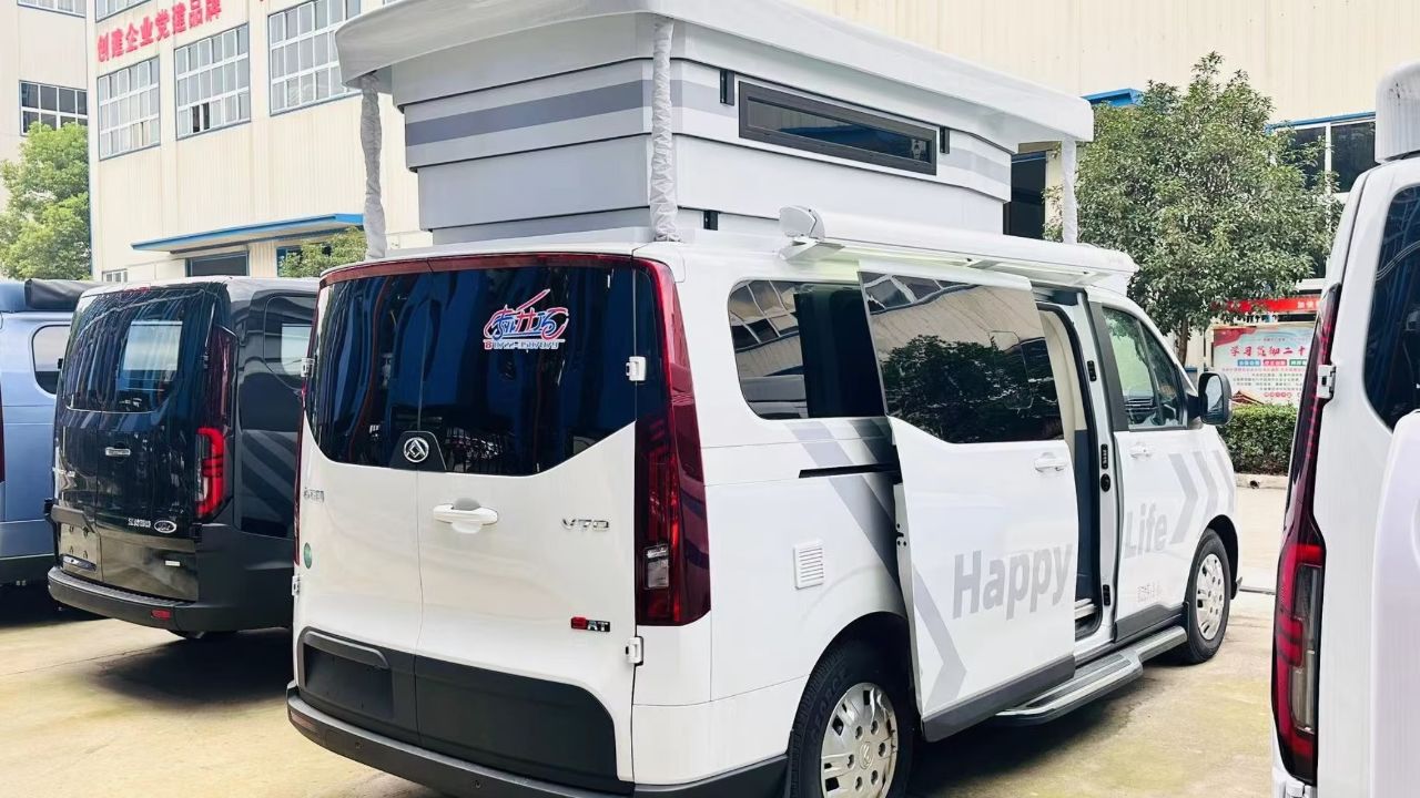 取消后方两个书包的短轴低顶硬升顶房车,好开好停,更小巧更实用