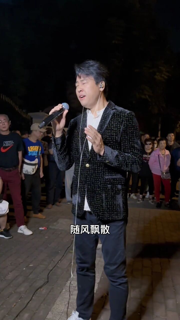 小杨歌: 好奇怪,现场那么多歌友来听我唱歌,到现在一朵花都没有收到
