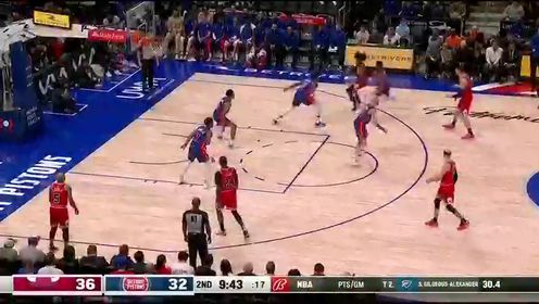 《NBA全场集锦》禁区一片开阔地 卡鲁索连线格林轻轻松松完成空切配合