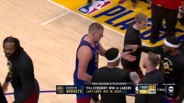 主场失利目前大比分0-3落后 湖人众将离场之时难掩失落