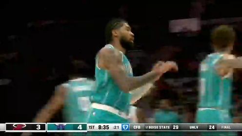 《NBA全场集锦》鲍尔眼观六路轻巧一抛 理查兹心领神会完成空接扣篮