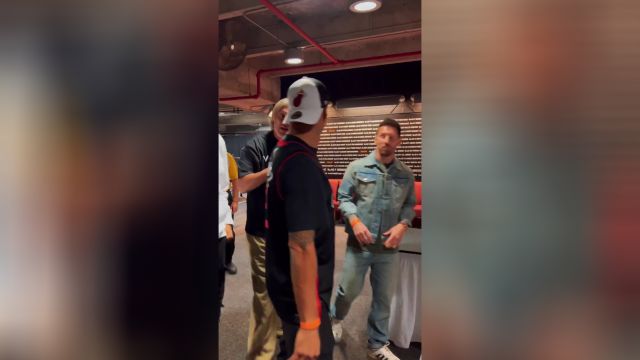 巴萨球迷狂喜！梅西与苏亚雷斯现身热火主场观赛G4