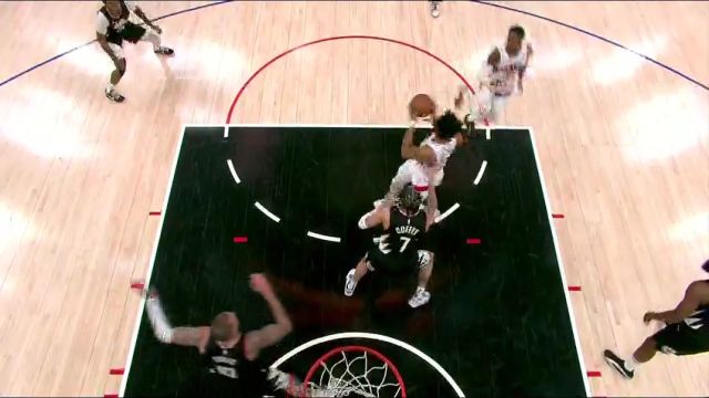 隔着屏幕都听到了一声巨响 巴恩斯背后突袭凶残大帽遮天蔽日