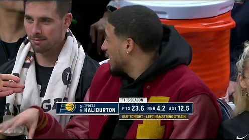 《NBA全场集锦》伤缺的哈利伯顿出现在替补席上 和队友有说有笑看起来心情不错