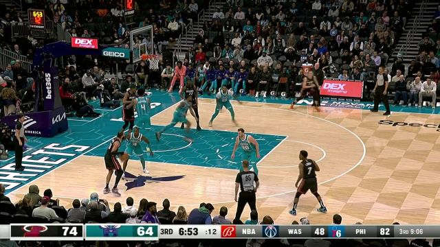 几乎人人都在无球跑动 邓罗空位三分+巴特勒篮下吃饼连取5分