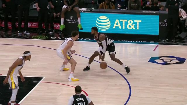 本场比赛首次领先出现在最后！乔治8.9秒大心脏三分命中逆转局势