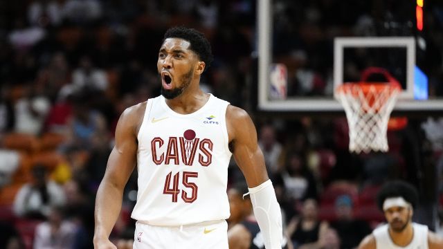 米切尔vs热火集锦 全场拿下27+13+6展现全面身手