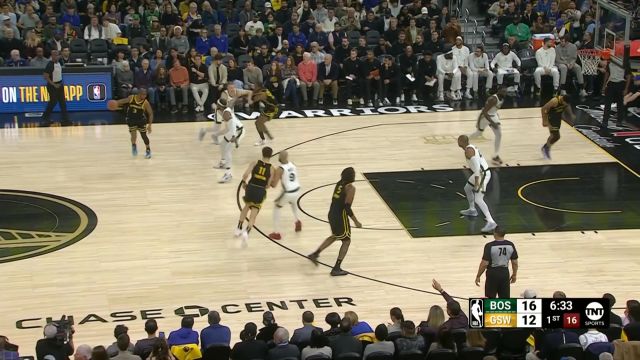 库里失误布里塞特反击暴扣 皓篮球：布里塞特，再扣一个！来自我库男神的助攻