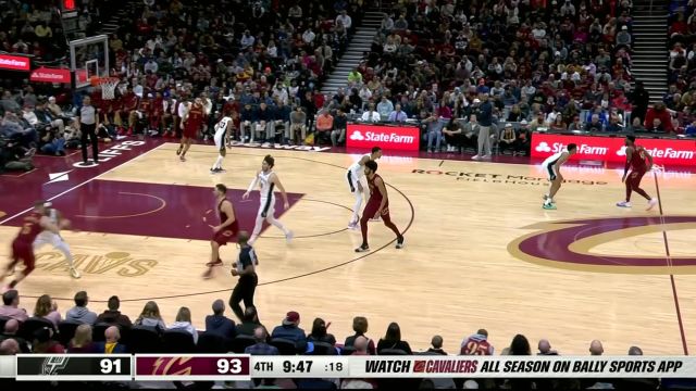 将撕裂防线的重任放在肩上 米切尔中投+突破上篮连得4分