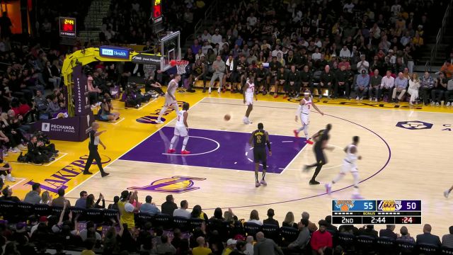 在内线翻江倒海 浓眉抛射+冲击禁区眨眼之间轻取4分