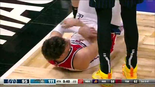 希望只是硬伤！阿弗迪亚强打瓦格纳失衡倒地后磕到手肘十分痛苦