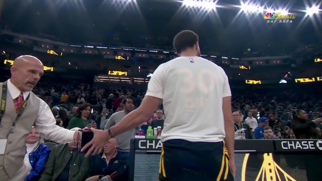 迟来的荣誉！库里为勇士夺冠功臣波特颁发2022总冠军戒指