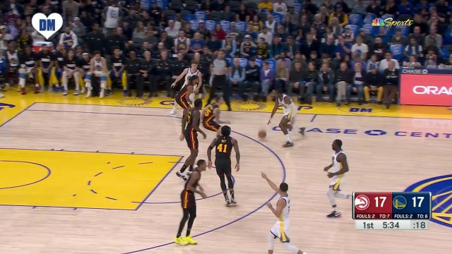 篮下接球强攻而且特别强硬 库明加翻身打进还要加罚