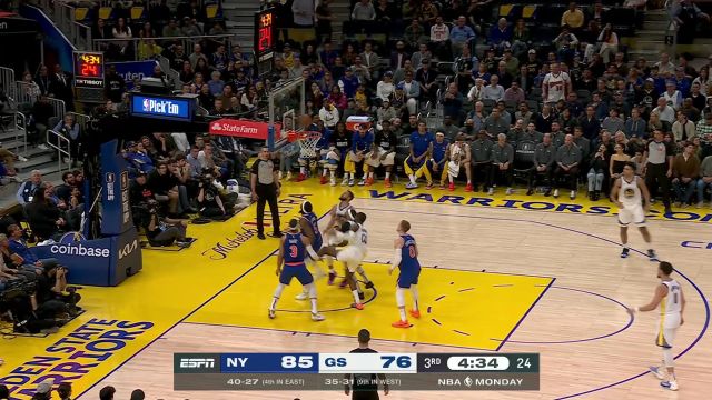 前有围追后有堵截库里上篮偏出 TJD小手一点补篮得手