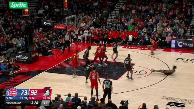 世间功夫唯快不破！乌穆德大步流星飞身重扣碾压禁区