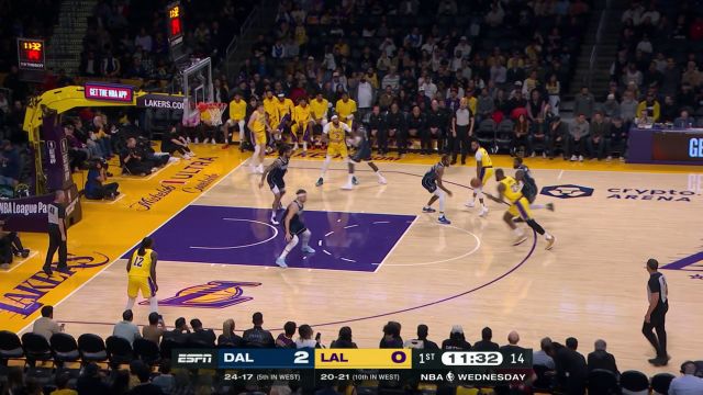 詹姆斯吸引火力送妙传 浓眉内线接球暴扣势大力沉