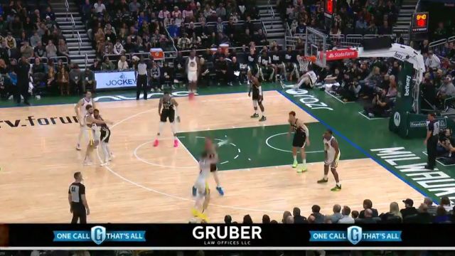 字母三分飚中 皓篮球惊出歇后语：厕所里撑杆跳——过分了